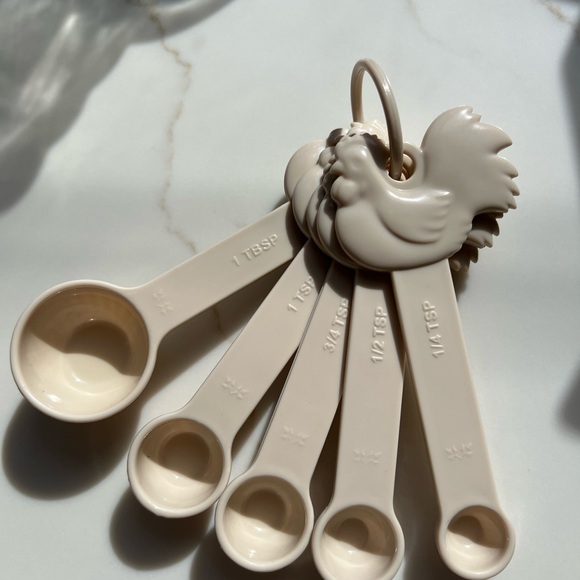 Paula Deen Other - Paula Deen Measuring Spoon Chicken Set - 5 Piece